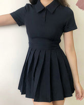 Plissiertes, schmales Freizeitkleid mit Polokragen